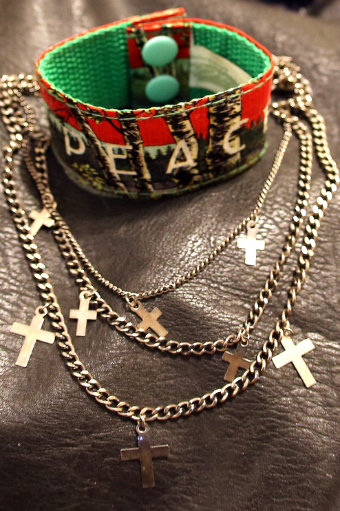 saving money on jewelry at thriftstores goodwill